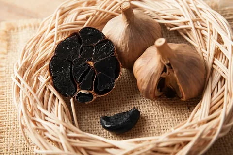 تصویر 2 از سیر سیاه همدان آماده سازی شده با روش بومی